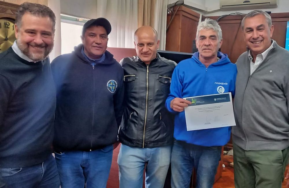 En Mendoza  funcionan  cuatro cooperativas de trabajo integradas por internos y ex convictos. Son Unión, Germinar, San Dimas y Suculentas, formada por mujeres.