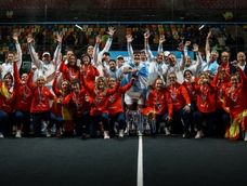 Argentina festejó ante su público la conquista del Mundial Senior de Pádel tras remontar una final inolvidable ante España. Argentina festejó ante su público la conquista del Mundial Senior de Pádel tras remontar una final inolvidable ante España.