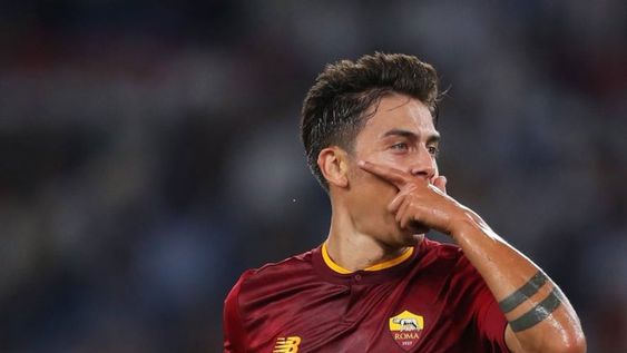 Paulo Dybala y su clásico festejo con la máscara. Roma se impuso a Monza con dos goles del delantero cordobés formado en Instituto. (AP)