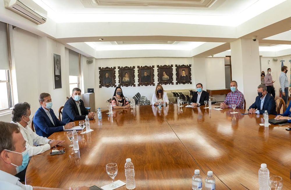 El viernes, el Gobernador, junto al ministro de Gobierno, Víctor Ibáñez, y el vice Mario Abed, mantuvo un encuentro con la oposición para hablar sobre el laudo presidencial por Portezuelo del Viento. Tras el envión político otorgado por la oposición, Suárez volvió a pedir el laudo arbitral de Alberto Fernández.