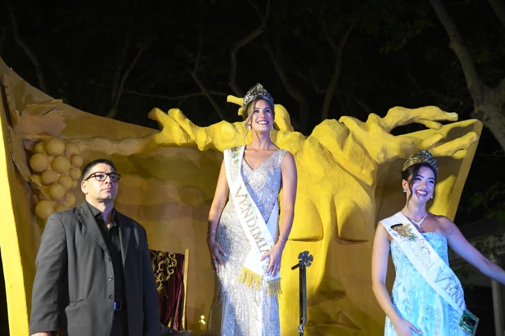 Alejandrina Funes. Reina Nacional de la Vendimia 2025 y Sofía Perfumo. Virreina Nacional de la Vendimia 2025, en el inicio de la Vía Blanca. 