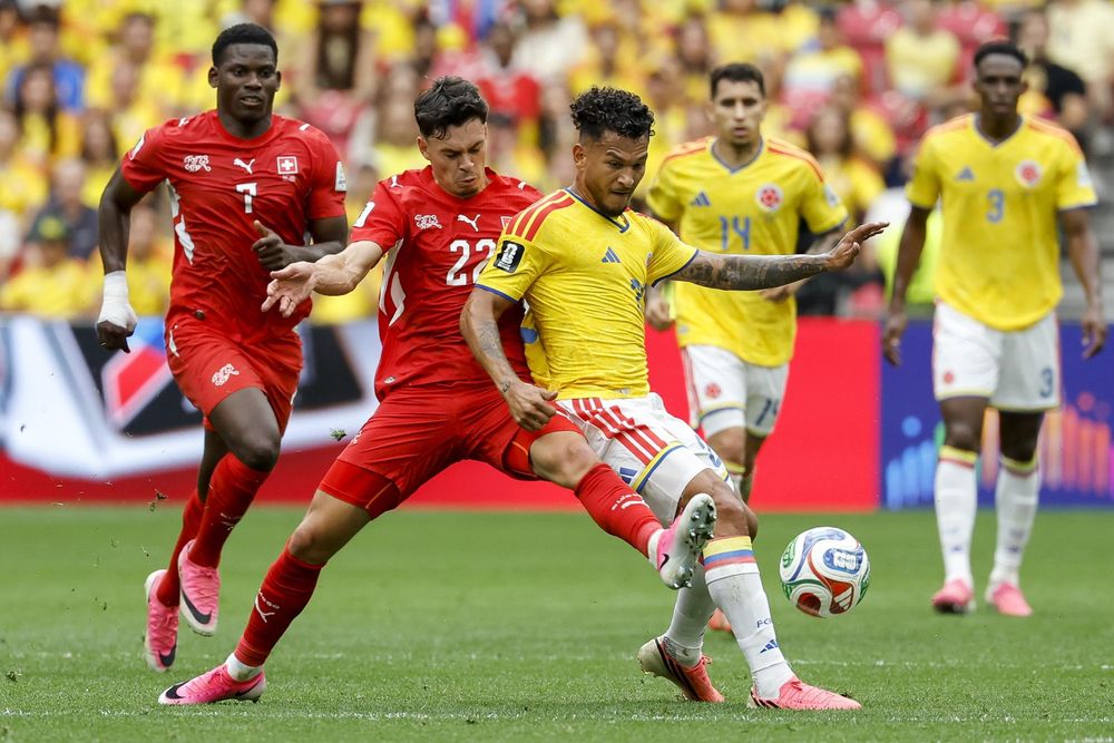 Mundial 2026. Fabian Rieder y Luis Suarez en una acción durante el juego de octavos de final entre Suiza y  Colombia, disputado en  Vancouver, Canada. EFE/EPA/PETER KLAUNZER