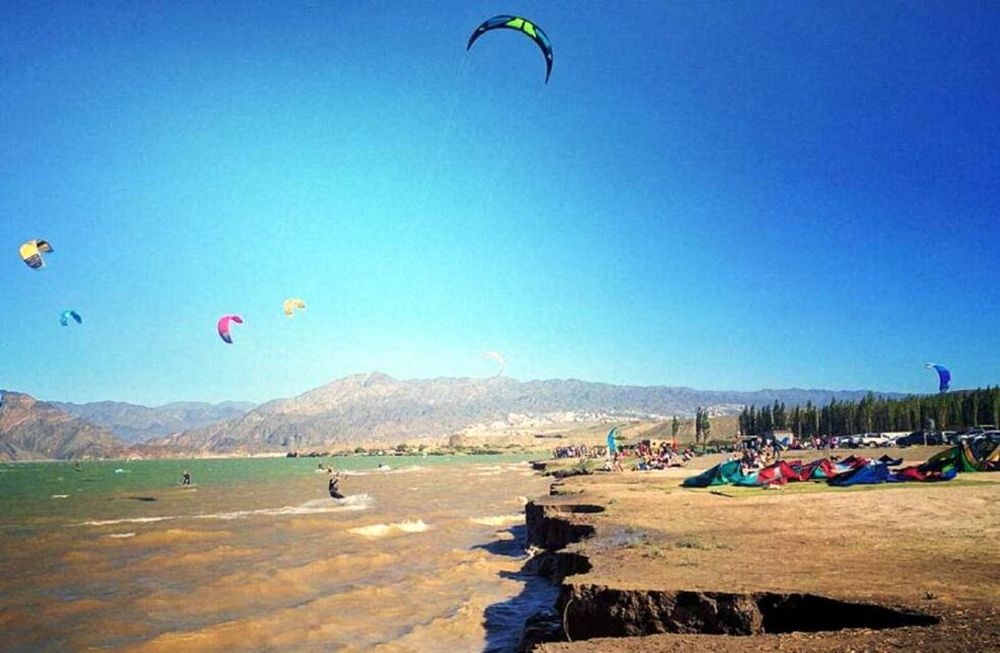 El dique Cuesta del Viento será sede de un evento mundial de kiteboarding en Semana Santa