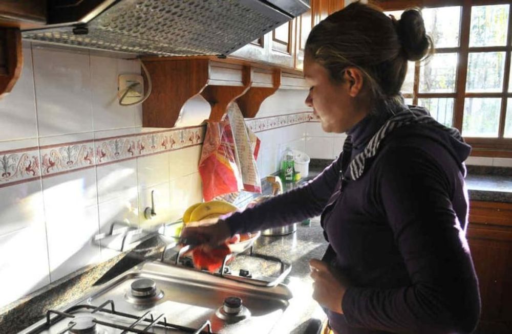 Desde el Ministerio de Trabajo buscan hablar directamente con las empleadas domésticas para explicarles los beneficios de la registración -no se pierde AUH en ningún caso-. (La Voz / Archivo)