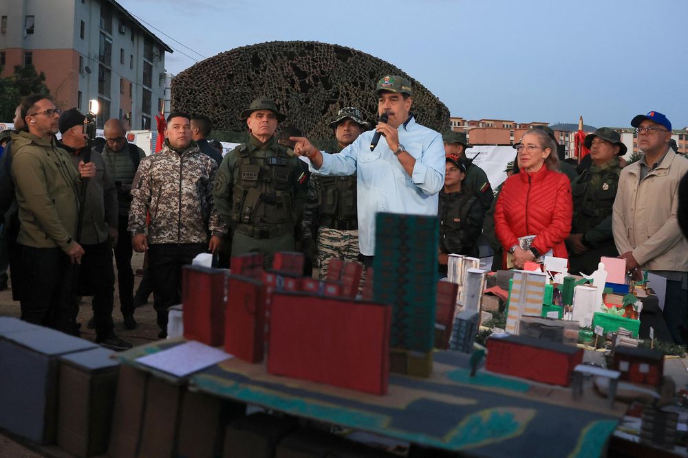 Nicolás Maduro hablando junto al ministro del Poder Popular para la Defensa, Vladimir Padrino López, y primera dama, Cilia Flores, durante la activación del 