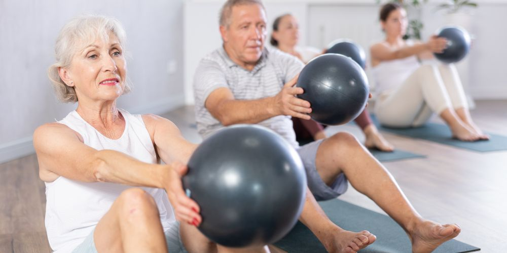Este ejercicio trae muchos beneficios para las personas mayores de 60 años.