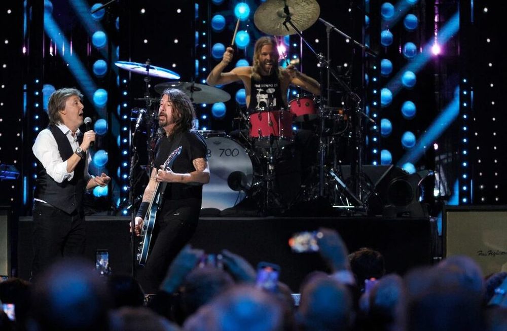 Paul McCartney, Dave Grohl y Taylor Hawkins, cuando el exBeatle introdujo a Foo Fighters en el Salón de la Fama del Rock & Roll. (https://fox8.com/)