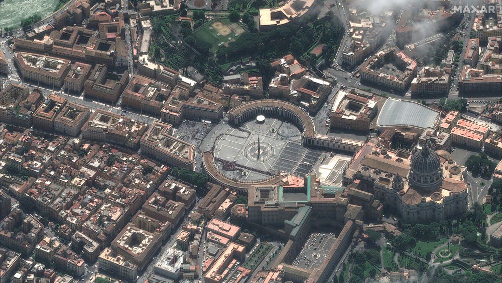 Largas filas en el Vaticano para despedir al Papa Francisco.