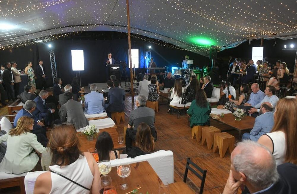 Diario Los Andes celebra 138 años junto a empresarios, políticos y personalidades de la cultura en el restaurante Bosco del parque General San Martín.