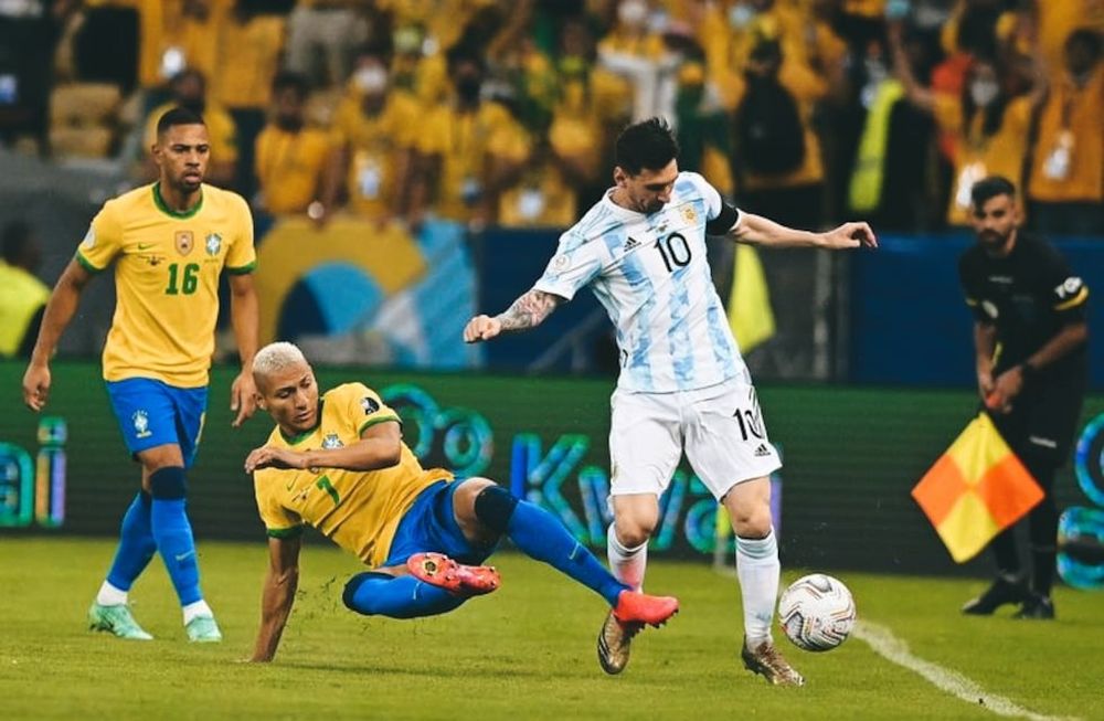 Estaba triste después de perder con Argentina pero cuando lo ví a Messi festejar pensé que se merecía un título con la Selección, aseguró Richarlison.