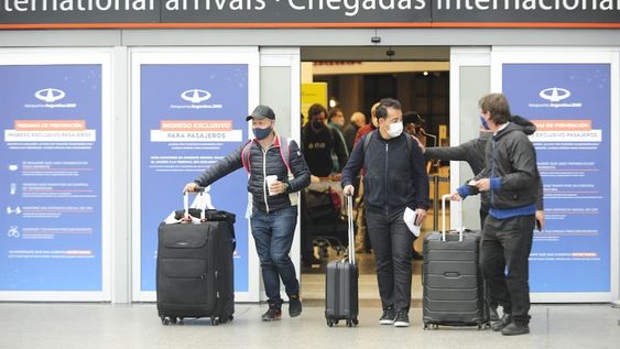 El Gobierno nacional dispuso el ingreso de hasta 600 argentinos por día al país, como parte de las nuevas restricciones para frenar la circulación del COVID-19.