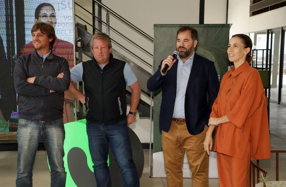 Martin Sanchez (Agromaq Virdo), Sebastián Halpern (Masteragua), Daniel Merlo (Luján Agrícola), Agustina Debernardi (Agrinet) en el Almuerzo de fin de cosecha. Foto: Gentileza