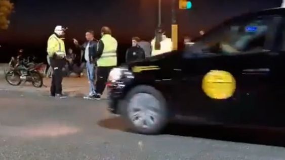Sucedió este sábado en la madrugada, el operativo policial se llevaba a cabo en la zona de Playa Grande, en Mar del Plata. El conductor “le dio un golpe de puño al agente” y fue detenido.