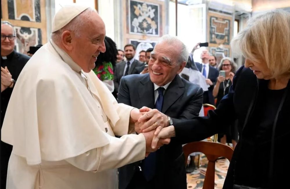El Papa Francisco se reúne con el director Martin Scorsese y su esposa Helen Morris durante una conferencia promovida por La Civilta Cattolica y la Universidad de Georgetown en el Vaticano, 27 de mayo de 2023. / Foto: Gentileza