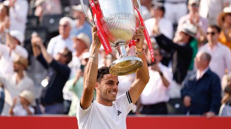La felicidad de Francisco Cerúndolo, que levanta el trofeo tras ganar la final masculina frente al estadounidense Tommy Paul en el torneo de tenis Queen’s Club Championships, en Londres, donde el argentino hizo historia.&nbsp;