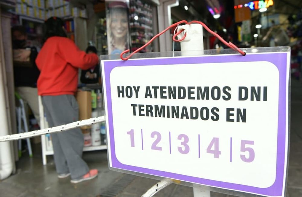 Lunes y miércoles son los días señalados para que quienes tengan el 1, 2, 3, 4 o 5 como último número de DNI salgan a comprar. / Orlando Pelichotti