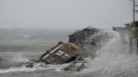 Tres muertos y 125 mil evacuados por huracán Hayan en Filipinas