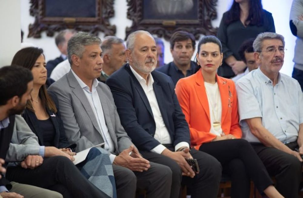 Gustavo Aguilera (Tupungato) y Alejandro Morillas (San Carlos). Flor Destéfanis (Santa Rosa) y Ricardo Mansur (Rivadavia) ubicados a la derecha de la imagen destinan un alto porcentaje de fondos a los HCD. Foto: Prensa Gobierno de Mendoza.