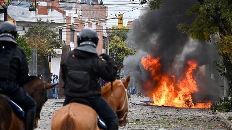 Los Andes | Horas de mucha tensión se vivió en las adyacencias de la Legislatura de Jujuy y luego en barrios cercanos, con el accionar violento de grupos de manifestantes.