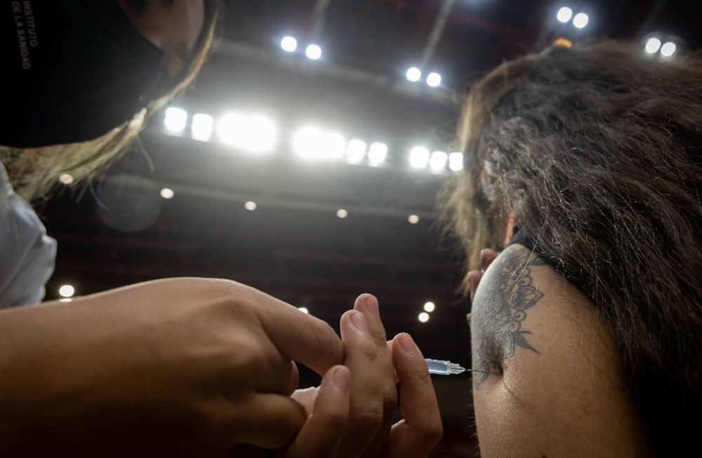El Gobierno de Mendoza abrió la inscripción para que mayores de 30 años sean vacunados contra el coronavirus. Foto: Ignacio Blanco / Los Andes.