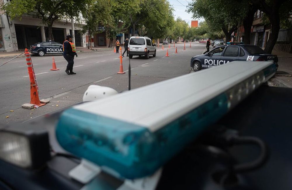 Uno de los tantos controles policiales en los primeros días del aislamiento por la pandemia, en el ingreso a la Ciudad de Mendoza. / Foto: Ignacio Blanco