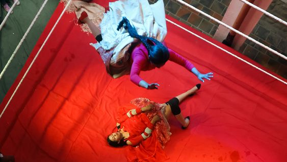 Las peleas de cholitas (mujeres de pollera) son un espectáculo cultural y deportivo muy conocido, mezcla de lucha libre, turismo y tradición aimara. Son combates inspirados en la lucha libre mexicana y el catch boliviano. Combinan acrobacias, humor, actuación y una narrativa donde muchas veces la cholita lucha contra el abusivo o el villano.&nbsp;