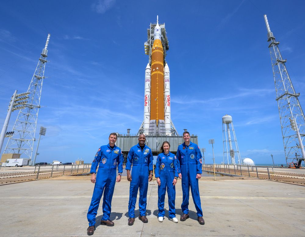 Foto cedida por la NASA donde aparece la tripulación de la misión Artemis II, el comandante Reid Wiseman (i); el piloto Victor Glover (2-i); la especialista de misión, Christina Koch (2-d) y el astronauta de la Agencia Espacial Canadiense (CSA), el especialista de misión Jeremy Hansen (d), posando este lunes, en el Centro Espacial Kennedy en Cabo Cañaveral (Estados Unidos)