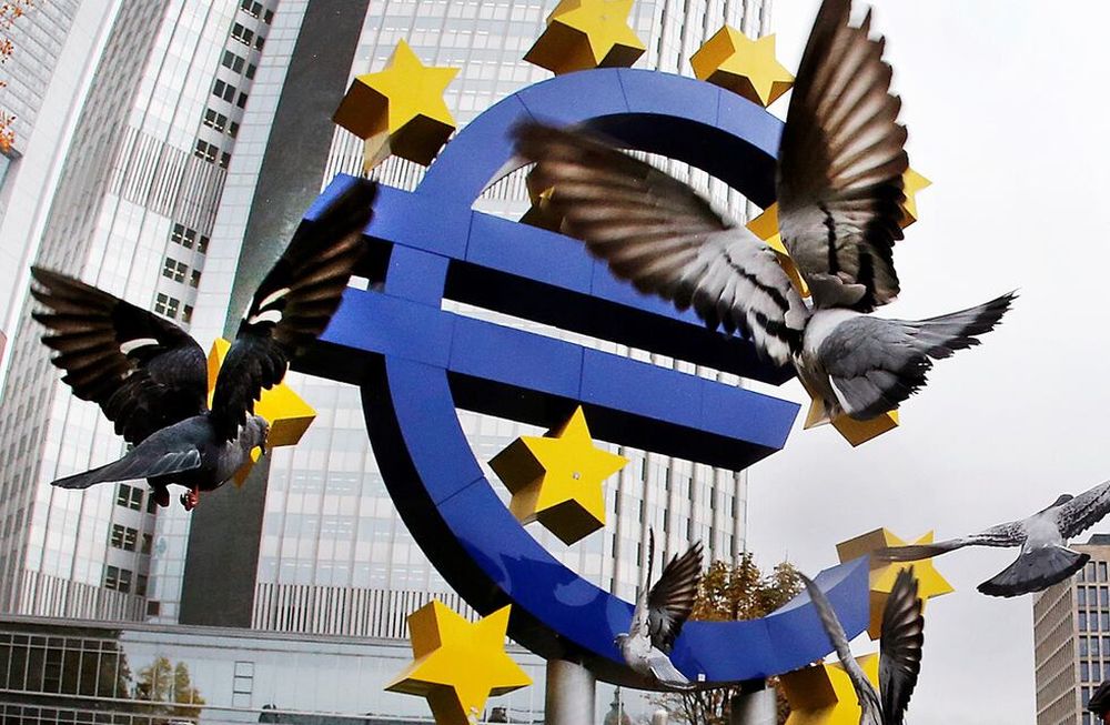 El euro cotiza por debajo del dólar en su mayor caída en 5 años