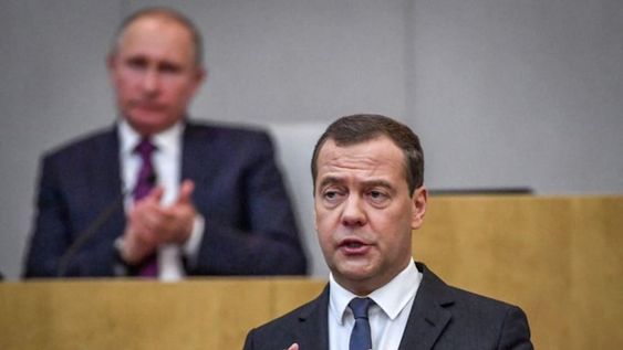 Dmitri Medvédev,  vicepresidente del Consejo de Seguridad de Rusia y expresidente. De fondo, el presidente ruso Vladimir Putin. Imagen de archivo.