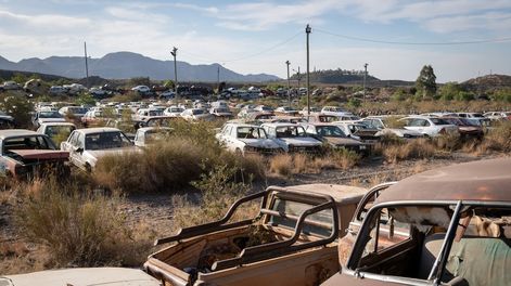 Los Andes | La compactación de los autos en la playa San Agustín se demora por un relevamiento que hace el Ministerio de Seguridad. Foto: Ignacio Blanco / Los Andes