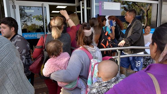 Demoras y largas filas en la Administración Nacional de la Seguridad Social (Anses), sucursal Guaymallén, que habilitó la inscripción presencial y sin turno para recibir el bono de 45.000 pesos. Foto: Orlando Pelichotti