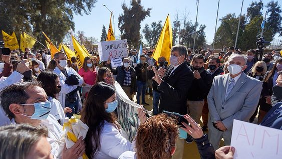 El acto de conmeración por el 171° aniversario de la muerte del General José de San Martín, se suspendió por la irrupción en el lugar de trabajadores de la salud nucleados en los sindicatos Ampros. Los intendentes Orozco (Las Heras) y Rufeil (San Martín) se probaron como negociadores y concretaron un encuentro del gremio con el gobernador Suárez. Foto: Gentileza Prensa Las Heras.