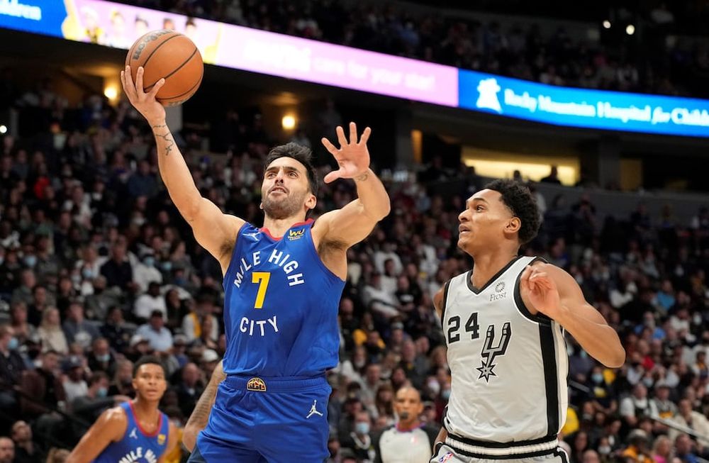 El base cordobés Facundo Campazzo tuvo otra de sus noches brillantes. Le puso magia en sus casi 20 minutos de juego, para la victoria de los Nuggets sobre los Spurs. Y sino, díganselo a Devin Vassell (Spurs)./AP
