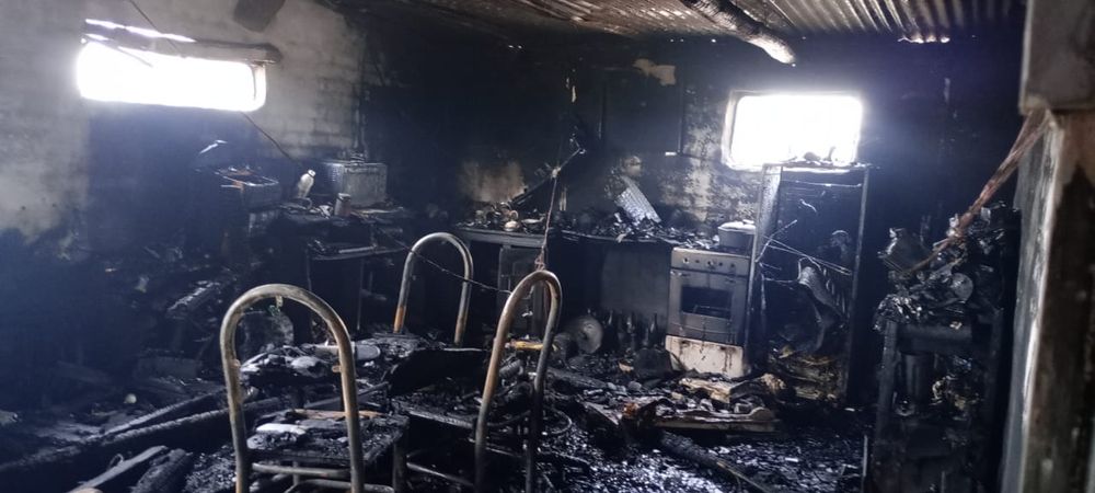 Pérdidas totales por un incendio en La Paz. La dueña cosecha y vende junquillo (Gentileza Enzo&nbsp; González)