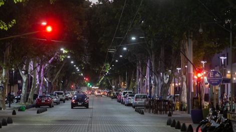 Alrededor de la 1 de la mañana, una mujer de 52 años estrelló su Peugeot 308 contra una unidad policial en Arístides y Martínez de Rosas, confirmaron fuentes policiales.