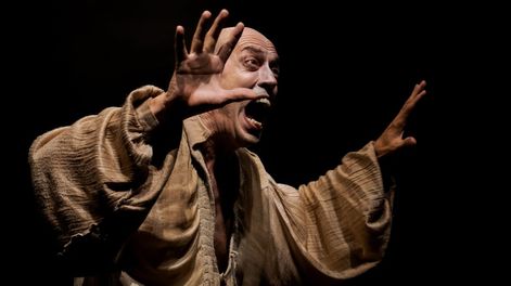 Los Andes | El actor Pompeyo Audivert en una escena de Habitación Macbeth, basada en la obra de William Shakespeare.