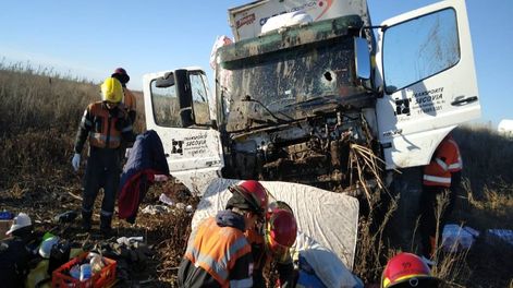Los Andes | Los bomberos ayudaron al transportista y lo trasladaron a un hospital, pero el hombre murió debido a las heridas que sufrió. (Gentileza)
