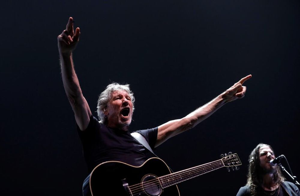 Roger Waters criticó a Bolsonaro en pleno concierto en Brasil y lo abuchearon