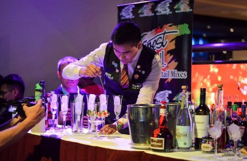 Darío Navarrete (26) no puede probar ni una gota de alcohol, ya que casi muere de cirrosis. Pero eso no le impidió preparar uno de los mejores cócteles argentinos -sin poder degustarlo-, y clasificar para competir por ser el mejor bartender de América. Foto: Gentileza.