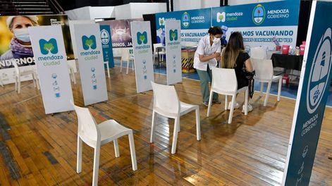 Los Andes | Escasa demanada en los centros de vacunación Covid. Plan Nacional de Vacunación: Federación Mendocina de Box. Foto: Orlando Pelichotti/ Los Andes