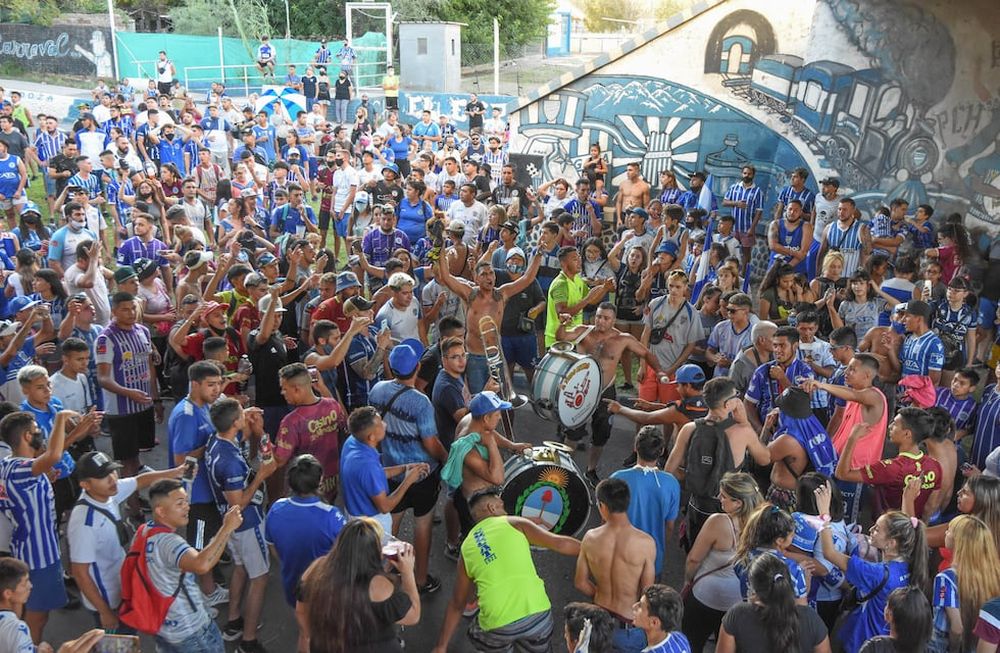 Los especialistas coinciden en que las conductas sociales y el poco apego a las normas sanitarias que rigen en pandemia han sido claves para el rebrote.