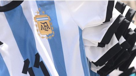 Desde el domingo 18 de diciembre, cuando la Argentina se coronó por tercera vez campeona del mundo, irrumpió en miles de hinchas el deseo de agregar la tercera estrella en sus camisetas