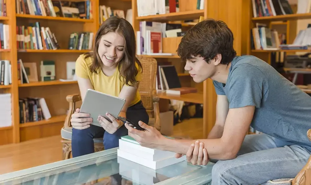 Las pasantías están destinadas a estudiantes universitarios de Historia, Documentación y Gestión de la Información, Letras, Archivología, Bibliotecología, Museología, Diseño, Comunicación, Periodismo, Publicidad y Producción en Medios de Comunicación.