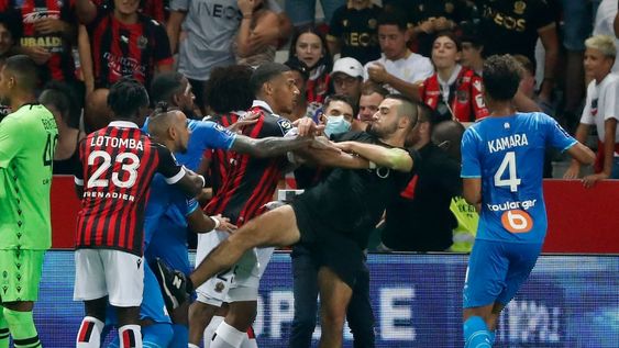 Hinchas del Niza entraron a la cancha para agredir a los jugadores del Marsella.