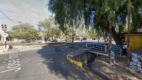 Encontraron un hombre muerto en un canal de Maipú e investigan las causa del deceso
