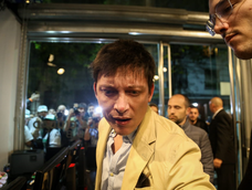 Acusan a Santiago Caputo de increpar a un fotógrafo: la foto en medio de la polémica.