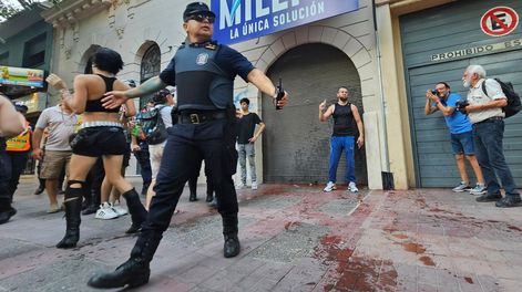 Cánticos y silbidos frente a la sede del Partido Democrata, durante la Marcha LGBTIQ+ en Mendoza.&nbsp;&nbsp;