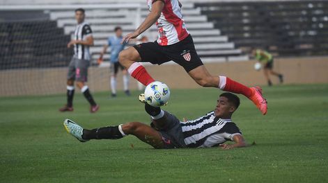Los Andes | Liga Mendocina. Gimnasia y esgrima igualó 1-1 con Atlético Club San Martín en el debut de ambos en el Torneo Unificación. Foto: José Gutierrez / Los Andes.