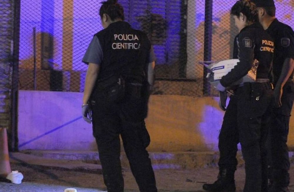 Encontraron un cuchillo y una campera con sangre en el lugar donde fue apuñalado el almacenero que buscó justicia por mano propia. - Archivo / Los Andes