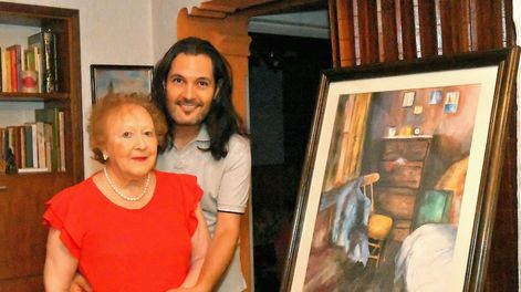 Los Andes | Adrián Narváez (42), escritor mendocino, ganador del Premio Vendimia 2024 en Literatura Juvenil, junto a su esposa desde hace dos décadas: Delia Lúquez (88), artista plástica. Foto: Los Andes / Daniel Caballero